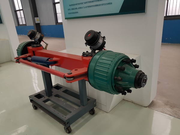 Essieu de bras oscillant hydraulique